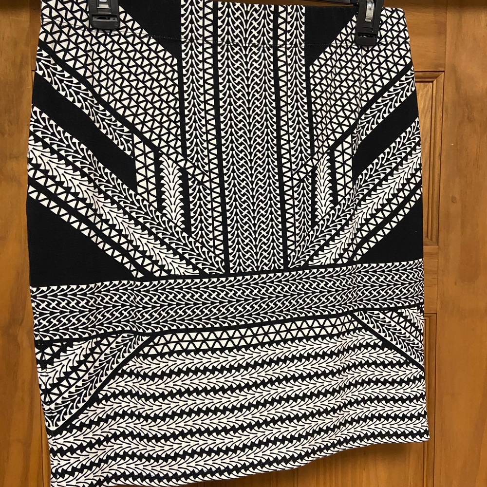 Max Studios Black and white pattern pencil skirt, Size Medium.